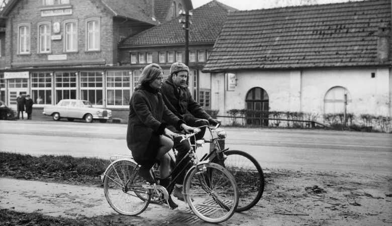 Auf dem Fahrrad vor dem „Nobis Krug“: Johannes Schaaf als „Spezie“ – und Hilde Schier als seine Freundin? (Foto: Schamoni-Film)